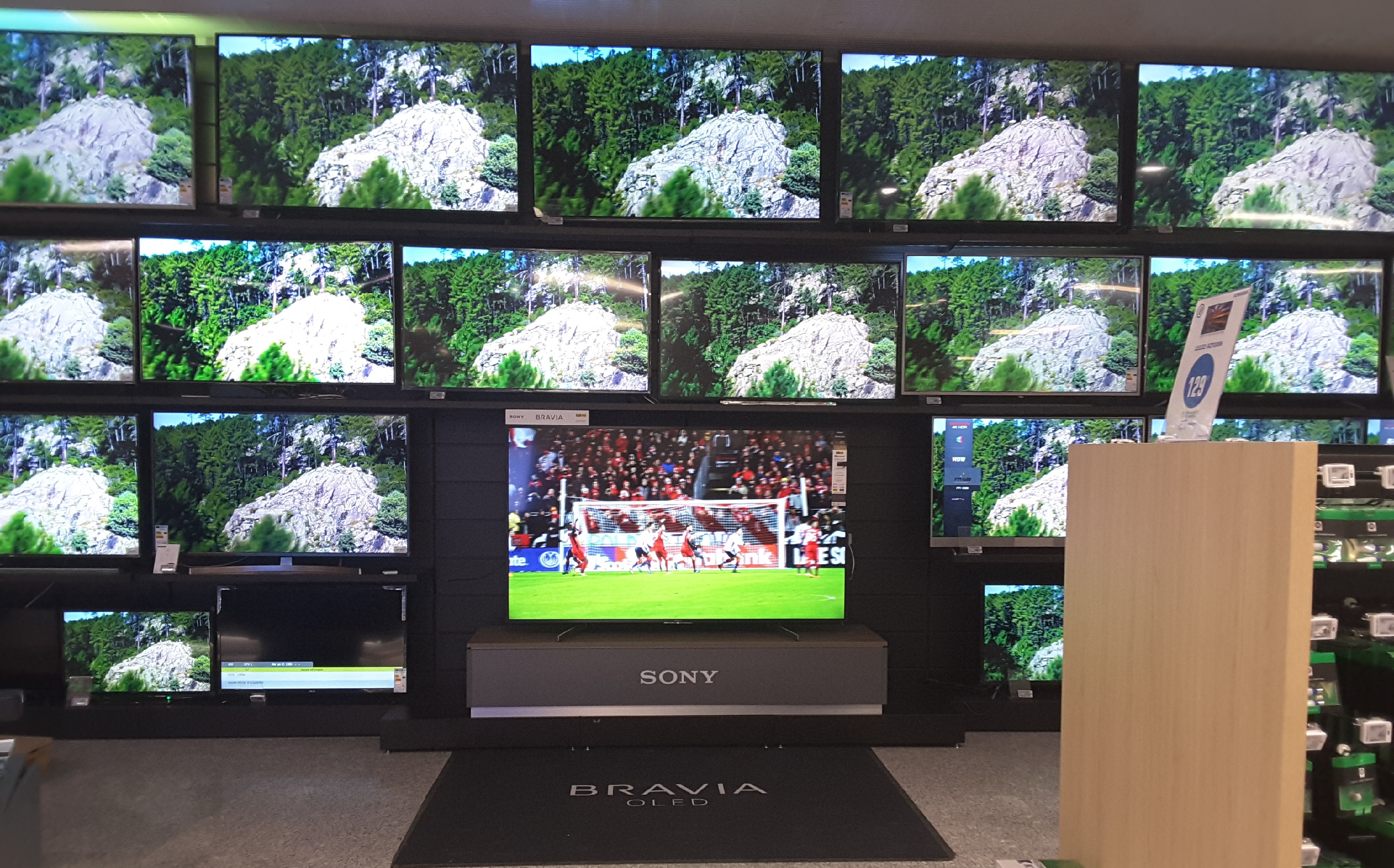 <p>ssi2a procède à l&rsquo;installation de tout matériel ou support multimédia (téléphones, meuble TV, display…). Installation de meubles connectés Paramétrage des éléments connectés Installation et paramétrage de meuble TV</p>
