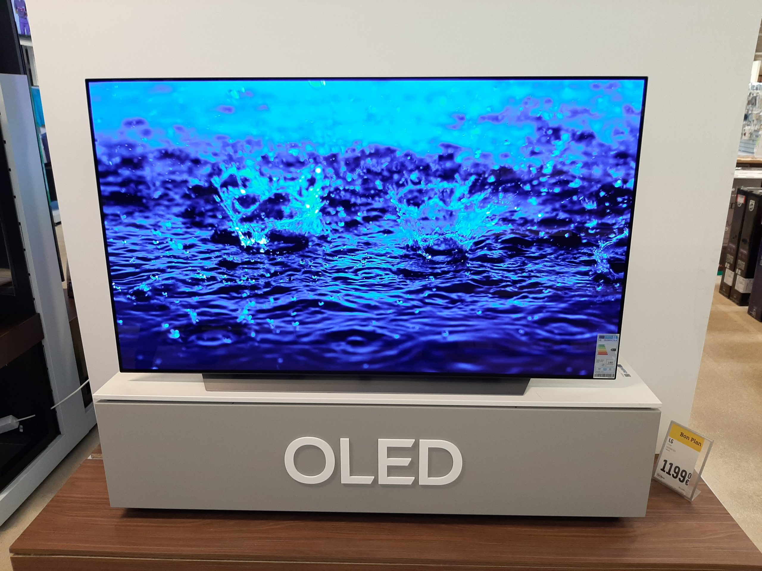 <p>Nous procédons à la pose de PLV légère mais aussi à la désinstallation de ces éléments à la demande. Voici quelques exemples : Installation de frontons, médaillons, cubes, mâts et caissons lumineux</p>
